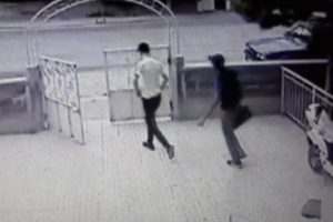 Ak&uuml; hırsızları g&uuml;venlik kamerasına yakalandı