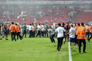 Bakanlık futbolda şiddeti &ouml;nlemek i&ccedil;in harekete ge&ccedil;ti