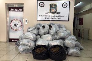 Diyarbakır'da 1 ton 151 kilo esrar ele ge&ccedil;irildi