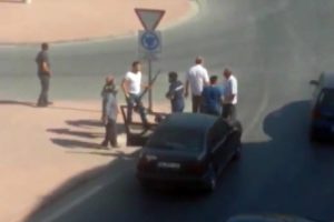 S&uuml;r&uuml;c&uuml;yle tartıştı, t&uuml;fekle havaya ateş a&ccedil;tı