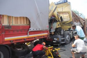 Emniyet şeridindeki tıra &ccedil;arptı: 1 &ouml;l&uuml;, 1 yaralı