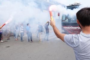 Trabzonspor meşalelerle uğurlandı