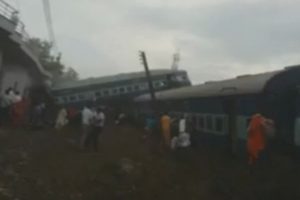 Hindistan'da tren raydan &ccedil;ıktı: 20 &ouml;l&uuml;, 150 yaralı