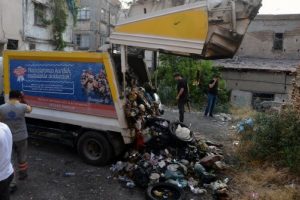 &Ccedil;&ouml;p kamyonunda patlama: 2 yaralı