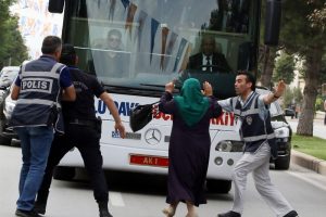 Cumhurbaşkanıyla konuşmak istiyordu, yanlış otob&uuml;s&uuml;n &ouml;n&uuml;ne atladı