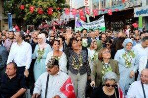 Adalet Bakanı G&uuml;l ve &uuml;nl&uuml; sanat&ccedil;ılar Antep fıstığı i&ccedil;in y&uuml;r&uuml;d&uuml;