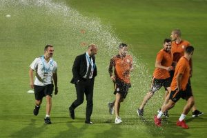 Galatasaraylı y&ouml;netici sırılsıklam oldu