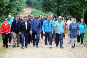 Bakan Osman Aşkın Bak, kampta gen&ccedil;lerle spor yaptı