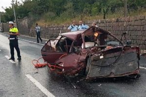 Otomobil istinat duvarına &ccedil;arptı: 1 &ouml;l&uuml;, 4 yaralı