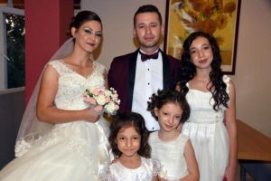 Evlilik yıld&ouml;n&uuml;mlerini d&uuml;ğ&uuml;nle kutladılar