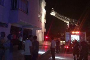 Apartmanda &ccedil;ıkan yangında 20 kişi dumandan etkilendi