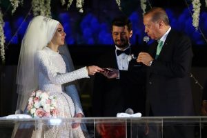 Cumhurbaşkanı Erdoğan, Bakan Zeybekci'nin kızının nikah şahidi oldu