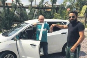 K&ouml;peğini bulana otomobil hediye etti