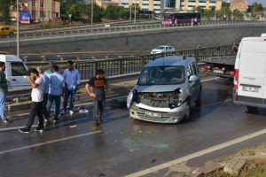 'Kazaya bakma' merakı zincirleme kazaya yol a&ccedil;tı: 3 yaralı