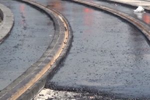 Nostaljik tramvayın yenilenen raylarına &ouml;zel k&ouml;pr&uuml; asfaltı