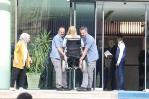 Engelli milletvekilini Cumhurbaşkanı korumaları taşıdı