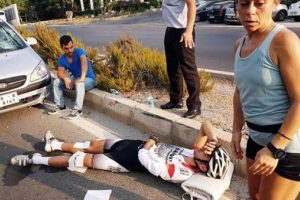 Şampiyon bisiklet&ccedil;iye otomobil &ccedil;arptı!