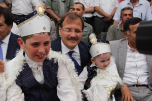 Başbakan Yardımcısı Hakan &Ccedil;avuşoğlu Bursa'da toplu s&uuml;nnet ş&ouml;lenine katıldı