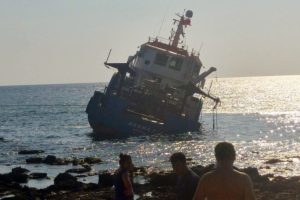 Araştırma gemisi İskenderun a&ccedil;ıklarında karaya oturdu