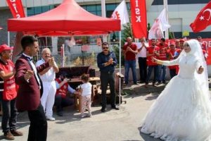 D&uuml;ğ&uuml;nden &ouml;nce grevdeki arkadaşlarına desteğe gittiler