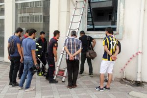 Sıkışan kediyi telefondan &ccedil;ıkarttıkları kedi sesiyle kurtarmaya &ccedil;alıştılar