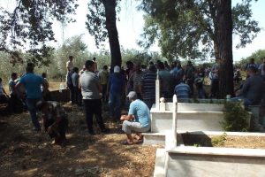 Hesap y&uuml;z&uuml;nden d&ouml;v&uuml;lerek &ouml;ld&uuml;r&uuml;len taksici defnedildi