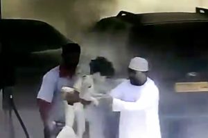 &Ccedil;ocukları yanan arabadan b&ouml;yle kurtardılar