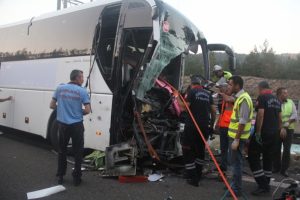 Yolcu otob&uuml;s&uuml; ile kamyon &ccedil;arpıştı: 1 &ouml;l&uuml;, 21 yaralı