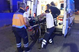 Otomobil trakt&ouml;re &ccedil;arptı: 1 &ouml;l&uuml;, 2 yaralı