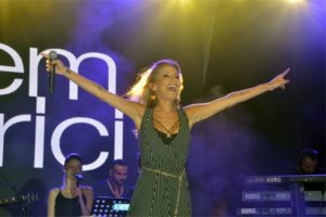 İrem Derici kendisini 'krali&ccedil;e' ilan etti!
