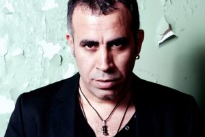 &Uuml;nl&uuml; sanat&ccedil;ı Haluk Levent'ten anlamlı &ccedil;ağrı