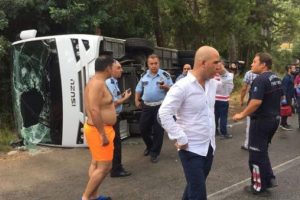 Antalya'da tur otob&uuml;s&uuml; devrildi! Yaralılar var