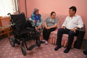Bursa Osmangazi Belediye Başkanı D&uuml;ndar'dan gen&ccedil; kıza ak&uuml;l&uuml; ara&ccedil;