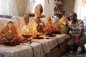 Su kabaklarını sanat eserine d&ouml;n&uuml;şt&uuml;r&uuml;yor