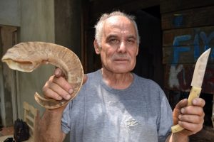 55 yıldır ke&ccedil;iboynuzundan bı&ccedil;ak &uuml;retiyor
