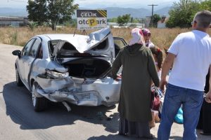 Bursa'da d&uuml;ğ&uuml;n yolunda kaza: 3 yaralı