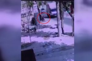 İş&ccedil;iler yere b&ouml;yle &ccedil;akıldı: Bebekli kadın kıl payı kurtuldu