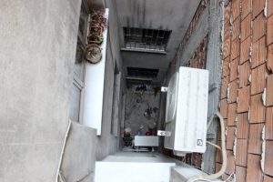 Camdan sarkan &ccedil;ocuk apartman boşluğuna d&uuml;şt&uuml;
