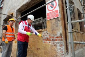 Topbaş, Hasanpaşa Gazhanesi'nde restorasyon &ccedil;alışmalarını inceledi