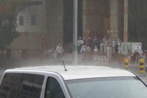 Hacı adaylarına yağmur s&uuml;rprizi