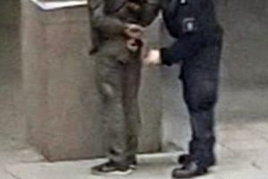 Heykele bomba yerleştirmeye &ccedil;alışırken yakalandı