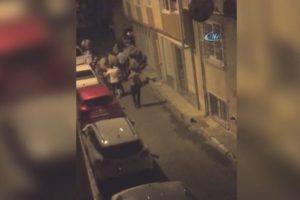 İstanbul'da olay &ccedil;ıkaran şahısla polis arasında arbede