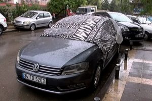 Vatandaşlar ara&ccedil;larını doludan b&ouml;yle korudu