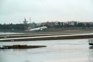 Hava trafiğine elektrik y&uuml;kl&uuml; bulut engeli