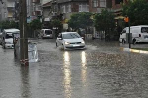 Balıkesir'de sağanak ve fırtına yaşamı olumsuz etkiledi