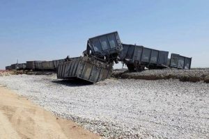 Y&uuml;k treni raydan &ccedil;ıktı