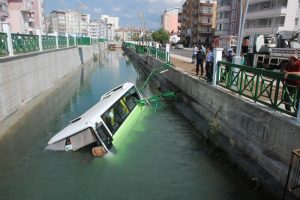 Midib&uuml;s sulama kanalına d&uuml;şt&uuml;: 5 yaralı