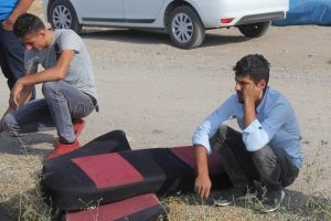 Hurdaya d&ouml;nen aracın başında dakikalarca bekledi