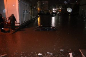 Ev ve iş yerlerini su bastı, otomobiller suya g&ouml;m&uuml;ld&uuml;