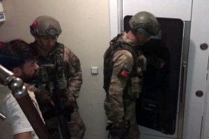 Hasta yakını gibi ameliyathanede bekleyip 'Baron'u yakaladılar